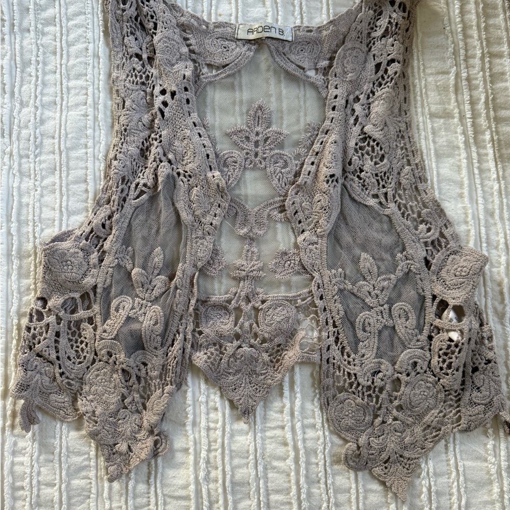 Arden B Lace Vest in Gray